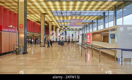 PARIGI, FRANCIA - 08 AGOSTO 2015: Interior shot dell'aeroporto di Parigi Orly. Foto Stock