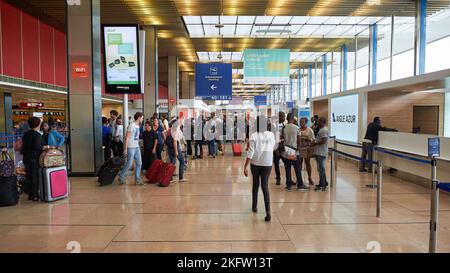 PARIGI, FRANCIA - 08 AGOSTO 2015: Interior shot dell'aeroporto di Parigi Orly. Foto Stock