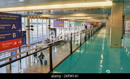 PARIGI, FRANCIA - 08 AGOSTO 2015: Interior shot dell'aeroporto di Parigi Orly Foto Stock