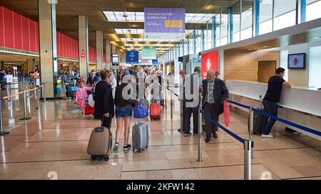 PARIGI, FRANCIA - 08 AGOSTO 2015: Interior shot dell'aeroporto di Parigi Orly Foto Stock