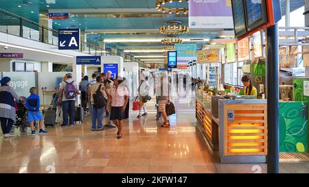 PARIGI, FRANCIA - 08 AGOSTO 2015: Interior shot dell'aeroporto di Parigi Orly Foto Stock