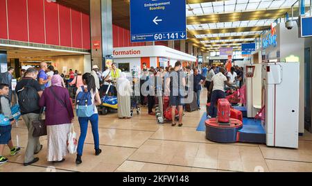 PARIGI, FRANCIA - 08 AGOSTO 2015: Interior shot dell'aeroporto di Parigi Orly Foto Stock