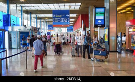 PARIGI, FRANCIA - 08 AGOSTO 2015: Interior shot dell'aeroporto di Parigi Orly Foto Stock