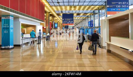 PARIGI, FRANCIA - 08 AGOSTO 2015: Interior shot dell'aeroporto di Parigi Orly Foto Stock