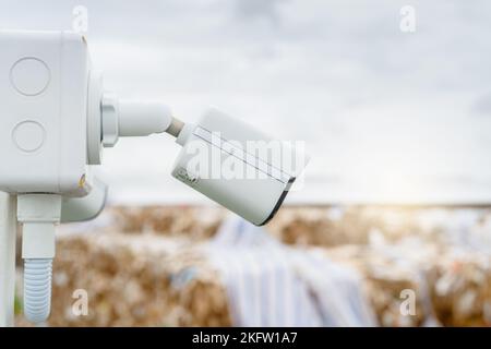 Vista laterale del sistema di telecamere di sicurezza TVCC bianco per la sicurezza in uno stabilimento di riciclaggio della carta. Televisione a circuito chiuso. Sicurezza elettronica TVCC Foto Stock