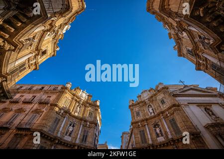 Piazza quattro Canti famoso raccordo stradale nel centro storico di Palermo, Sicilia, Italia Foto Stock