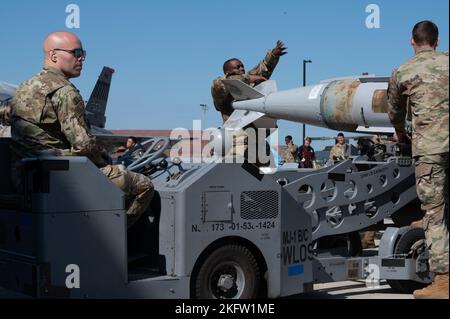 Gli Stati Uniti Air Force Airmen, assegnato al 51st Munizioni Squadron, spostare un Guided Bomb Unit 31-V1into posto prima di un concorso di carico durante il Pen Fest 2022 presso Osan Air base, Repubblica di Corea, 8 ottobre 2022. Ai partecipanti sono stati dati 70 minuti per caricare le munizioni sui rispettivi aerei, F-16 Fighting Falcon e A-10 Thunderbolt II, in modo efficiente ed efficace. Foto Stock