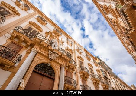 Vista a basso angolo di Via Maqueda nel centro storico di Palermo, Sicilia, Italia Foto Stock