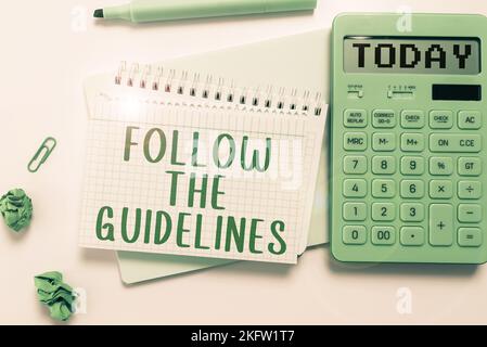 Visualizzazione dei segnali seguire le linee guida. Concetto significato prestare attenzione alle regole generali, ai principi o ai consigli Foto Stock