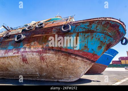 Lo scafo di una nave abbandonata a terra in Sicilia Foto Stock