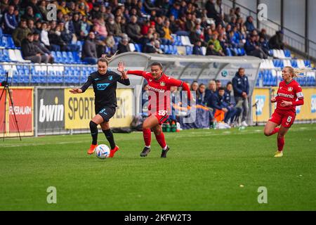 Sinsheim Hoffenheim, Germania. 20th Nov 2022. Sinsheim-Hoffenheim, Germania, 20th 2022 novembre: Julia Hickelsberger (18 Hoffenheim) e Clara Froehlich (26 Leverkusen) si battono per la palla durante il round di 16 partita del DFB-Pokal der Frauen 2022/2023 tra TSG 1899 Hoffenheim e Bayer 04 Leverkusen allo stadio Dietmar-Hopp, Germania. (Norina Toenges/Sports Press Photo/SPP) Credit: SPP Sport Press Photo. /Alamy Live News Foto Stock