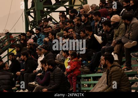 Srinagar, India. 19th Nov 2022. I fan che vengono a guardare i-Leauge Una partita tra Real Kashmir FC e Rajasthan United FC il 19 novembre 2022 presso il tappeto erboso sintetico del TRC Grounds in Kashmir, India. La sede del gioco - è venuto vivo dopo tre anni come tifosi di calcio riempì gli stand in un fresco sabato pomeriggio. La partita - vinta da RKFC 2-0 - è stata la prima partita di alto profilo nella valle dallo scoppio del COVID-19. (Foto di Mubashir Hassan/Pacific Press) Credit: Pacific Press Media Production Corp./Alamy Live News Foto Stock