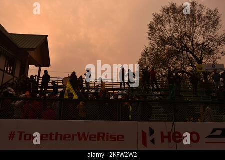 Srinagar, India. 19th Nov 2022. I fan del Real Kashmir FC hanno lasciato i-Leauge Una partita tra il Real Kashmir FC e il Rajasthan United FC il 19 novembre 2022 al tappeto erboso sintetico del TRC Grounds in Kashmir, India. La sede del gioco - è venuto vivo dopo tre anni come tifosi di calcio riempì gli stand in un fresco sabato pomeriggio. La partita - vinta da RKFC 2-0 - è stato il primo gioco di alto profilo nella valle dopo lo scoppio del COVID-19 (Foto di Mubashir Hassan/Pacific Press) Credit: Pacific Press Media Production Corp./Alamy Live News Foto Stock