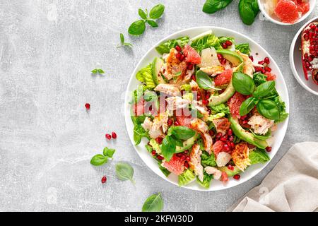Insalata di salmone con avocado, pompelmo e melograno. Cibo sano. Ciotola per pranzo con dieta chetogenica, keto o paleo. Vista dall'alto Foto Stock
