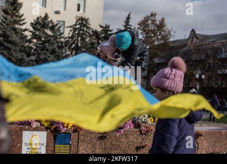 Kherson, Ucraina, Ucraina. 19th Nov 2022. I bambini festeggiano in Piazza della libertà di Kherson. Kherson fu ufficialmente liberato dopo nove mesi di occupazione russa il 11 novembre 2022. (Credit Image: © Swet Jacqueline/ZUMA Press Wire) Foto Stock