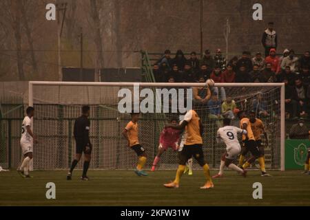 Srinagar, India. 19th Nov 2022. Youssef Atriss del Rajasthan ha Unito FC in palla durante i-Leauge Una partita tra Real Kashmir FC e Rajasthan ha Unito FC il 19 novembre 2022 al tappeto erboso sintetico presso il TRC Grounds in Kashmir, India. La sede del gioco - è venuto vivo dopo tre anni come tifosi di calcio riempì gli stand in un fresco sabato pomeriggio. La partita - vinta da RKFC 2-0 - è stato il primo gioco di alto profilo nella valle dopo lo scoppio del COVID-19 (Foto di Mubashir Hassan/Pacific Press) Credit: Pacific Press Media Production Corp./Alamy Live News Foto Stock