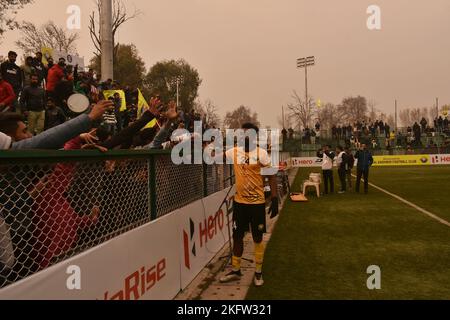 Srinagar, India. 19th Nov 2022. Jestin George del Real Kashmir FC con i tifosi dopo aver vinto l'i-Leauge Una partita tra Real Kashmir FC e Rajasthan United FC il 19 novembre 2022 al tappeto erboso sintetico del TRC Grounds in Kashmir, India. La sede del gioco - è venuto vivo dopo tre anni come tifosi di calcio riempì gli stand in un fresco sabato pomeriggio. La partita - vinta da RKFC 2-0 - è stato il primo gioco di alto profilo nella valle dopo lo scoppio del COVID-19 (Foto di Mubashir Hassan/Pacific Press) Credit: Pacific Press Media Production Corp./Alamy Live News Foto Stock