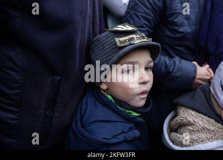 Kherson, Ucraina, Ucraina. 19th Nov 2022. I residenti sono in fila per gli aiuti umanitari a Kherson. Kherson fu ufficialmente liberato dopo nove mesi di occupazione russa il 11 novembre 2022. (Credit Image: © Swet Jacqueline/ZUMA Press Wire) Foto Stock