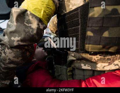 Kherson, Ucraina, Ucraina. 19th Nov 2022. Sofiyka, 7 anni, abbraccia i soldati alla stazione ferroviaria di Kherson. Kherson fu ufficialmente liberato dopo nove mesi di occupazione russa il 11 novembre 2022. (Credit Image: © Swet Jacqueline/ZUMA Press Wire) Foto Stock