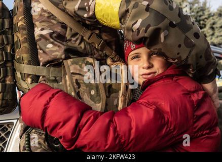 Kherson, Ucraina, Ucraina. 19th Nov 2022. Sofiyka, 7 anni, abbraccia i soldati alla stazione ferroviaria di Kherson. Kherson fu ufficialmente liberato dopo nove mesi di occupazione russa il 11 novembre 2022. (Credit Image: © Swet Jacqueline/ZUMA Press Wire) Foto Stock