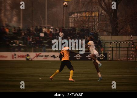 19 novembre 2022, Srinagar, Jammu e Kashmir, India: Melroy Melwin (R) del Rajasthan ha Unito FC in palla durante i-Leauge Una partita tra Real Kashmir FC e Rajasthan ha Unito FC il 19 novembre 2022 presso il tappeto erboso sintetico presso i terreni del TRC in Kashmir, India. La sede del gioco ''“ è venuto vivo dopo tre anni come tifosi di calcio riempì gli stand in un fresco sabato pomeriggio. La partita ''“ vinta da RKFC 2-0 ''“ è stata la prima partita di alto profilo nella valle dallo scoppio del COVID-19 (Credit Image: © MUbashir Hassan/Pacific Press via ZUMA Press Wire) Foto Stock