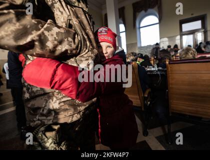 Kherson, Ucraina, Ucraina. 19th Nov 2022. Sofiyka, 7 anni, abbraccia i soldati alla stazione ferroviaria di Kherson. Kherson fu ufficialmente liberato dopo nove mesi di occupazione russa il 11 novembre 2022. (Credit Image: © Swet Jacqueline/ZUMA Press Wire) Foto Stock