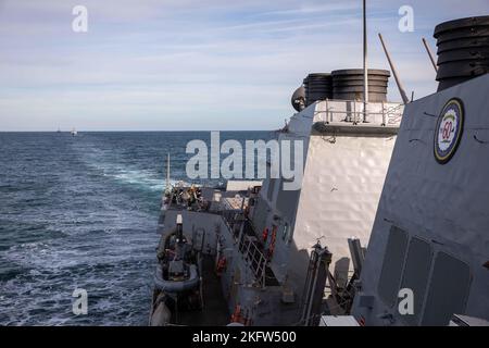 CANALE INGLESE (ott 9, 2022) il cacciatorpediniere missilistico guidato di classe Arleigh Burke USS Roosevelt (DDG 80) partecipa ad un esercizio di superficie con la nave di pattuglia costiera danese HDMS Vaedderen (F 359) e la fregata missilistica guidata di classe Oliver ORP generale Tadeusz Kosciuszko come parte dell'esercizio Joint Warrior 22-2, 9 ottobre 2022. Exercise Joint Warrior 22-2 è un esercizio di formazione multilaterale ospitato nel Regno Unito, progettato per fornire alla NATO e alle forze alleate un ambiente unico multi-bellico per prepararsi alle operazioni globali. Roosevelt è in fase di implementazione pianificata nel Naval F degli Stati Uniti Foto Stock