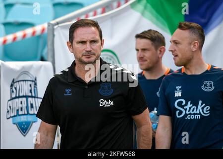 20th novembre 2022; Accor Stadium, Sydney, NSW, Australia: Sydney Super Cup, Everton vs Celtic; Frank Lampard manager di Everton entra in campo prima della partita Foto Stock