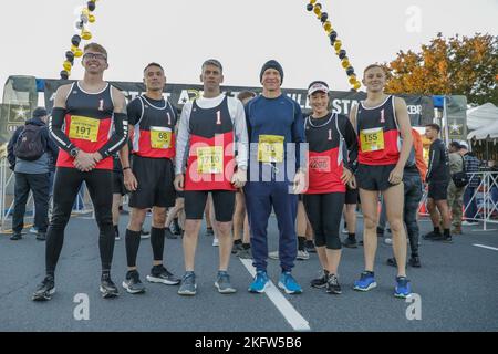 Soldati dell'esercito degli Stati Uniti da Fort Riley, Kansas posa per una foto con 16th Sergente maggiore dell'esercito, Michael A. Grinston durante l'esercito 10-Miler, 9 ottobre 2022. L'Army Ten-Miler è la seconda più grande gara di dieci miglia negli Stati Uniti, e si svolge ogni ottobre ad Arlington, Virginia, e Washington, D.C. Foto Stock