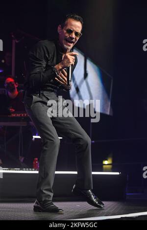 Miami, Florida, Stati Uniti. 19th Nov 2022. Marc Anthony si esibisce durante il Viviendo Tour presso la FTX Arena il 19 novembre 2022 a Miami, Florida. Credit: Mpi04/Media Punch/Alamy Live News Foto Stock