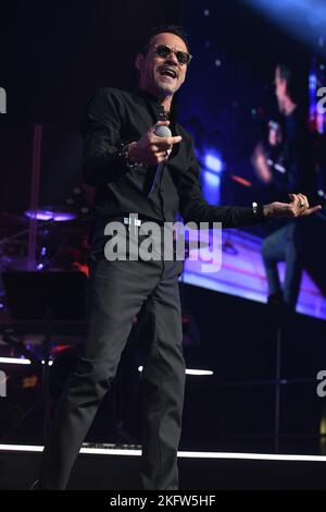 Miami, Florida, Stati Uniti. 19th Nov 2022. Marc Anthony si esibisce durante il Viviendo Tour presso la FTX Arena il 19 novembre 2022 a Miami, Florida. Credit: Mpi04/Media Punch/Alamy Live News Foto Stock