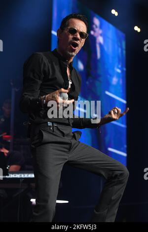 Miami, Florida, Stati Uniti. 19th Nov 2022. Marc Anthony si esibisce durante il Viviendo Tour presso la FTX Arena il 19 novembre 2022 a Miami, Florida. Credit: Mpi04/Media Punch/Alamy Live News Foto Stock