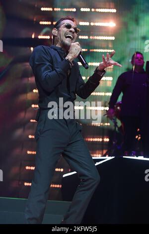 Miami, Florida, Stati Uniti. 19th Nov 2022. Marc Anthony si esibisce durante il Viviendo Tour presso la FTX Arena il 19 novembre 2022 a Miami, Florida. Credit: Mpi04/Media Punch/Alamy Live News Foto Stock