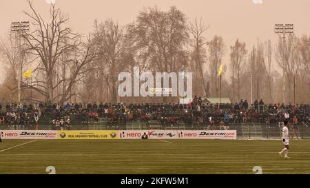 19 novembre 2022, Srinagar, Jammu e Kashmir, India: Visione generale del Turff sintetico dello Statium a Srinagar durante la i-Leauge Una partita tra Real Kashmir FC e Rajasthan United FC il 19 novembre 2022 presso il tappeto erboso sintetico presso il centro TRC di Kashmir, India. La sede del gioco ''“ è venuto vivo dopo tre anni come tifosi di calcio riempì gli stand in un fresco sabato pomeriggio. La partita ''“ vinta da RKFC 2-0 ''“ è stata la prima partita di alto profilo nella valle dallo scoppio del COVID-19 (Credit Image: © MUbashir Hassan/Pacific Press via ZUMA Press Wire) Foto Stock