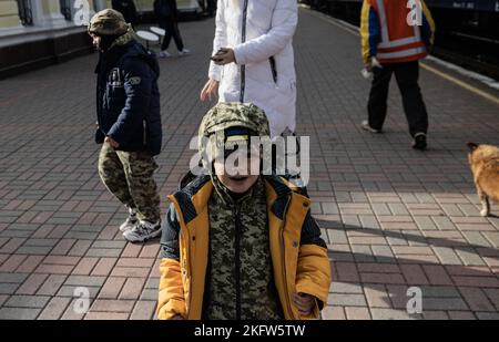 Kherson, Ucraina, Ucraina. 19th Nov 2022. Le famiglie mostrano il loro sostegno alla stazione ferroviaria di Kherson dopo che il primo treno dall'invasione russa è arrivato da Kyiv. Kherson fu ufficialmente liberato dopo nove mesi di occupazione russa il 11 novembre 2022. (Credit Image: © Swet Jacqueline/ZUMA Press Wire) Foto Stock