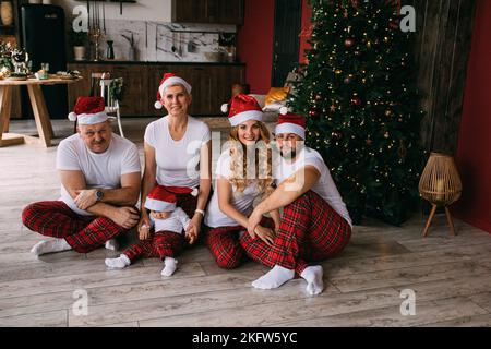 Famiglia allegra con un bambino sul pavimento. Foto Stock