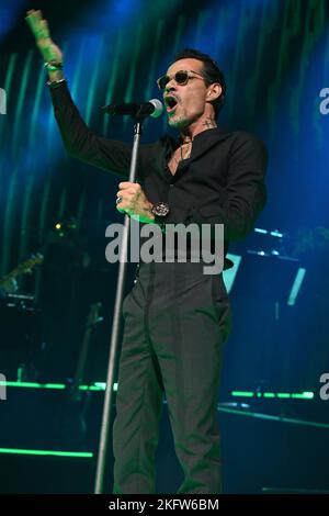 Miami, Florida, Stati Uniti. 19th Nov 2022. Marc Anthony si esibisce durante il Viviendo Tour presso la FTX Arena il 19 novembre 2022 a Miami, Florida. Credit: Mpi04/Media Punch/Alamy Live News Foto Stock