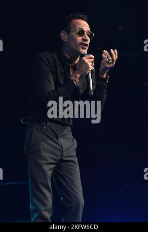 Miami, Florida, Stati Uniti. 19th Nov 2022. Marc Anthony si esibisce durante il Viviendo Tour presso la FTX Arena il 19 novembre 2022 a Miami, Florida. Credit: Mpi04/Media Punch/Alamy Live News Foto Stock