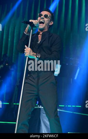 Miami, Florida, Stati Uniti. 19th Nov 2022. Marc Anthony si esibisce durante il Viviendo Tour presso la FTX Arena il 19 novembre 2022 a Miami, Florida. Credit: Mpi04/Media Punch/Alamy Live News Foto Stock