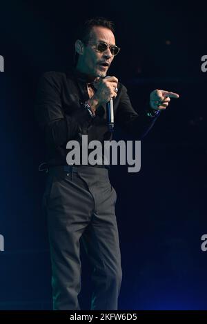 Miami, Florida, Stati Uniti. 19th Nov 2022. Marc Anthony si esibisce durante il Viviendo Tour presso la FTX Arena il 19 novembre 2022 a Miami, Florida. Credit: Mpi04/Media Punch/Alamy Live News Foto Stock