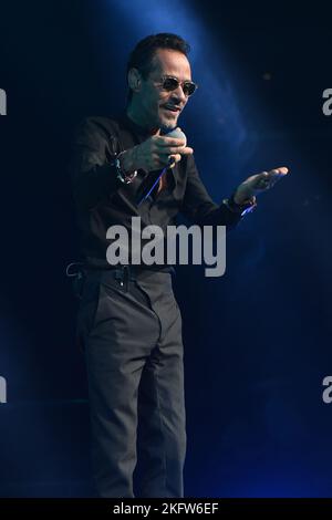 Miami, Florida, Stati Uniti. 19th Nov 2022. Marc Anthony si esibisce durante il Viviendo Tour presso la FTX Arena il 19 novembre 2022 a Miami, Florida. Credit: Mpi04/Media Punch/Alamy Live News Foto Stock