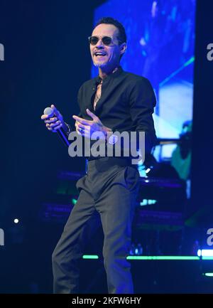 Miami, Florida, Stati Uniti. 19th Nov 2022. Marc Anthony si esibisce durante il Viviendo Tour presso la FTX Arena il 19 novembre 2022 a Miami, Florida. Credit: Mpi04/Media Punch/Alamy Live News Foto Stock