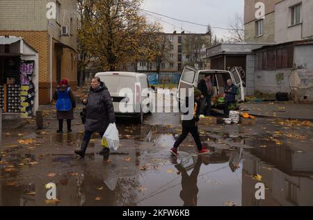 Kherson, Ucraina, Ucraina. 19th Nov 2022. I residenti sono in fila per gli aiuti umanitari a Kherson. Kherson fu ufficialmente liberato dopo nove mesi di occupazione russa il 11 novembre 2022. (Credit Image: © Swet Jacqueline/ZUMA Press Wire) Foto Stock