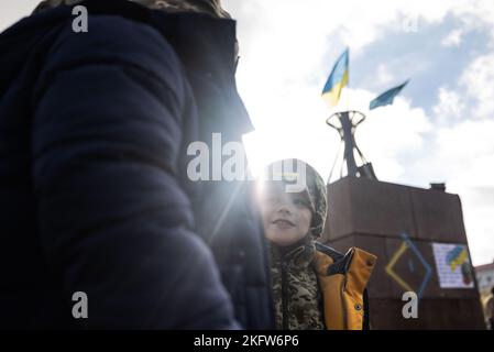 Kherson, Ucraina, Ucraina. 19th Nov 2022. I bambini giocano a Kherson's Liberty Square. Kherson fu ufficialmente liberato dopo nove mesi di occupazione russa il 11 novembre 2022. (Credit Image: © Swet Jacqueline/ZUMA Press Wire) Foto Stock