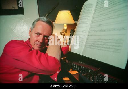 **FOTO DEL FILE** Ned Rorem è scomparito. New York, NY: Maggio 1995- Ned Rorem, vincitore del premio Pulitzer per la musica nel 1976, si pone al pianoforte nel suo appartamento a New York City. Maggio 1995. Credito: Patsy Lynch/MediaPunch Foto Stock