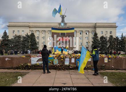 Kherson, Ucraina, Ucraina. 19th Nov 2022. I bambini giocano a Kherson's Liberty Square. Kherson fu ufficialmente liberato dopo nove mesi di occupazione russa il 11 novembre 2022. (Credit Image: © Swet Jacqueline/ZUMA Press Wire) Foto Stock