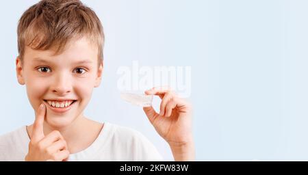 Il ragazzo indossa un allenatore ortodontico in silicone o una custodia da notte. Foto Stock