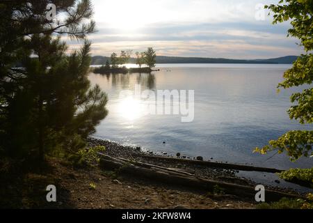 Tavolo da picnic umido e shiy con acqua e boutys sul retro Foto Stock