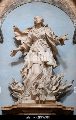 Roma. Italia. Sant'Agnese in Agone (Sant'Agnese in Piazza Navona). Statua del martirio di Sant'Agnese sul Pyre, ca. 1660, di Ercole Ferrata (161 Foto Stock