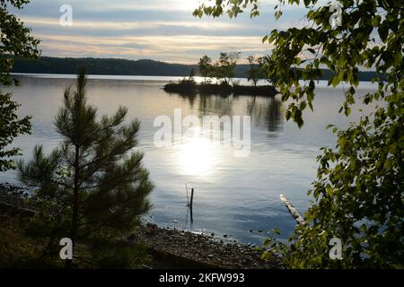 Tavolo da picnic umido e shiy con acqua e boutys sul retro Foto Stock